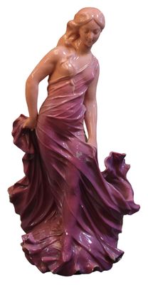 statue d'une femme vêtue d'une robe violette tenant une fleur