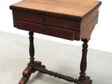 une petite table en bois surmontée d'un tiroir