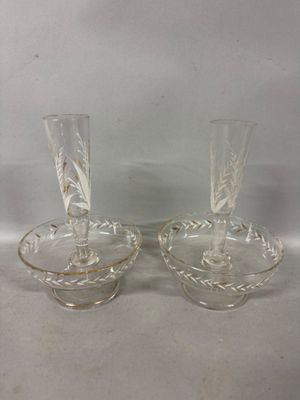 paire de chandeliers en verre clair sur fond blanc