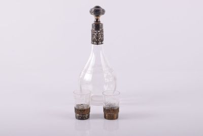 Carafe avec monture en vermeil et 2 verres avec porte-verres…