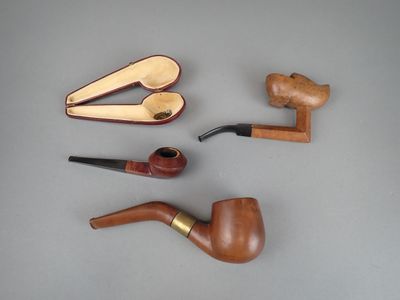tout un tas de pipes de toutes sortes posées sur la table