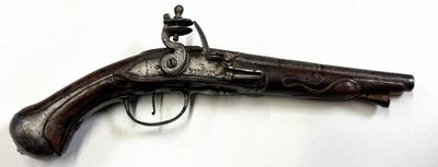 un vieux pistolet accroché à un mur, sur fond blanc