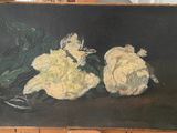 un tableau représentant un bouquet de fleurs posé sur un chevalet