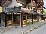 un immeuble qui abrite un restaurant donnant sur la rue