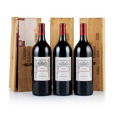 trois bouteilles de vin rouge sont posées devant une caisse en bois