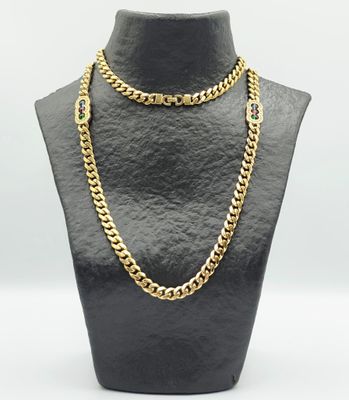 un collier à chaîne en or sur un mannequin mannequin mannequin mannequin mannequin mannequin mannequin mannequin mannequin mannequin