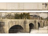 un dessin représentant un pont enjambant une rivière, avec un bâtiment en arrière-plan