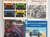 trois livres posés sur une table, avec une photo d'une voiture de course et d'autres livres