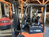 un chariot élévateur à fourche garé dans un entrepôt