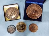 Plusieurs pièces de monnaie sont posées dans une boîte bleue sur une table