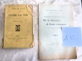 deux livres posés sur une table, avec un mot devant eux