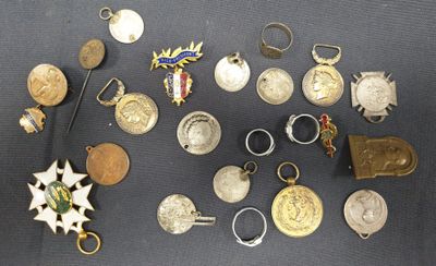 de nombreux types de bijoux en argent et en or disposés sur une table