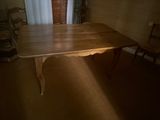 une table placée au milieu d'une pièce