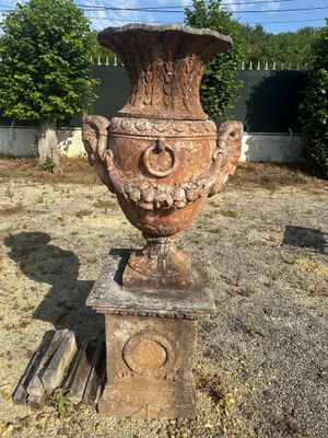 a large vase sitting in the middle of a yard