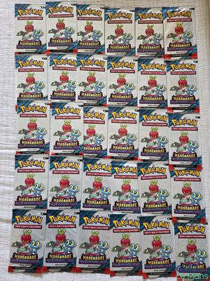 une pile de cartes à collectionner pokemon posée sur une table