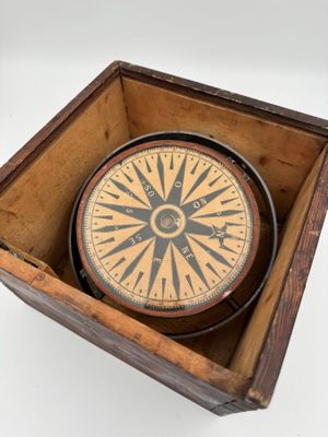 une vieille boîte en bois contenant une boussole