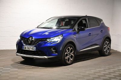 une voiture bleue garée dans un garage au sol en damier