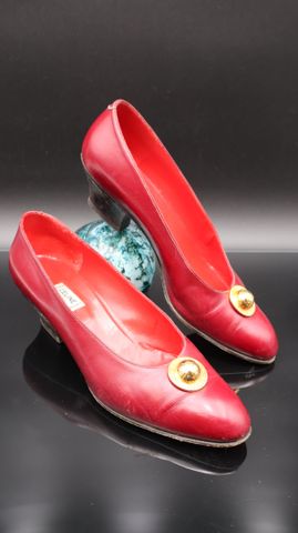 CELINE – Paire de chaussures à talon en cuir rouge, une boucle do...