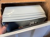 une personne tenant une boîte contenant un micro-ondes