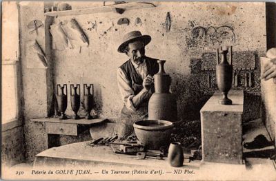 une vieille photo d'un homme en train de travailler la poterie