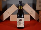 une bouteille de vin posée sur une table