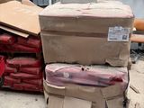 une pile de boîtes empilées les unes sur les autres