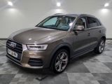 L'Audi QX est garée sur un sol à damier dans un showroom.
