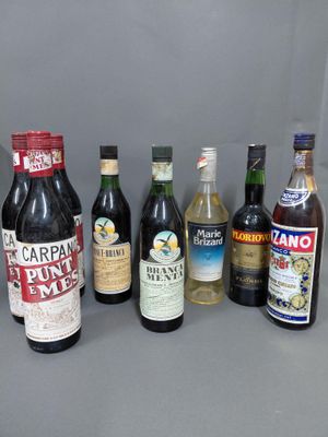 plusieurs bouteilles d'alcool sont alignées sur une table