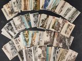 un assortiment de vieilles cartes postales est disposé sur une surface noire