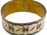 une image d'un gros plan d'un bracelet sur une surface blanche