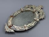 une assiette en argent ornée d'un motif décoratif