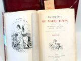 deux livres ouverts sur une table