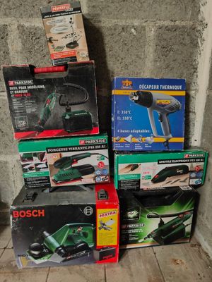 une pile d'outils électriques Bosch empilés les uns sur les autres