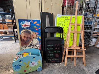 beaucoup d'objets posés sur le sol