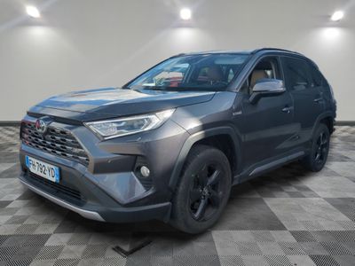 une Toyota RAV grise garée dans une pièce au sol à carreaux