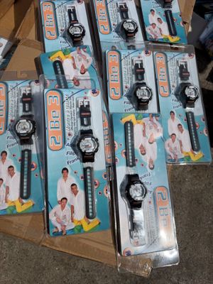beaucoup de montres posées sur une boîte en carton