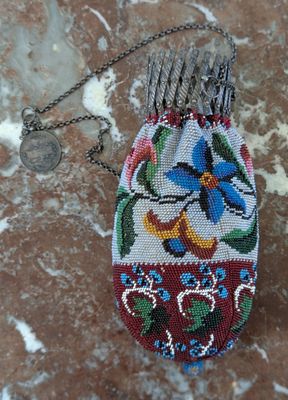 a picture of a small beaded bag with a bird on it