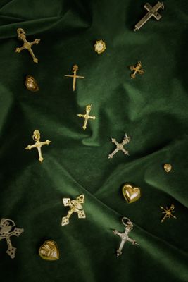 un gros plan sur un tissu vert orné de nombreuses croix de formes variées
