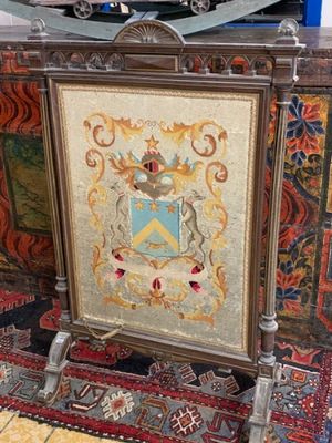 une photo d'une photo d'un blason exposé