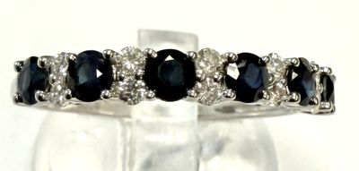 Très jolie demi-alliance en or blanc 18K (750‰) sertie de sa…