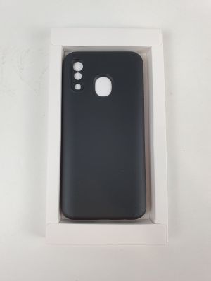 le dos d'un téléphone portable noir dans une boîte blanche