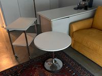 MOBILIER DE BUREAU en acier chromé, bois stratifié blanc et …