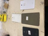 many different cell phones that are on the table