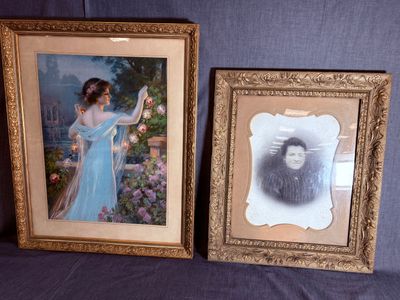deux photos d'une femme en robe bleue et une photo d'une femme en robe bleue