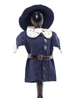 un mannequin vêtu d'une robe bleue et d'un chapeau