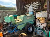 une photo d'un tracteur équipé d'un réservoir d'eau