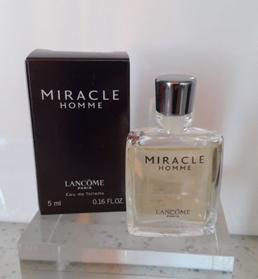 l'image d'un flacon de parfum posé sur une table