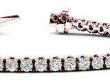 un gros plan d'un bracelet et de boucles d'oreilles posés sur une surface blanche