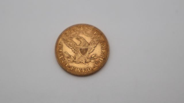 Une pièce de monnaie en or à valeur faciale de cinq dollars USA L...