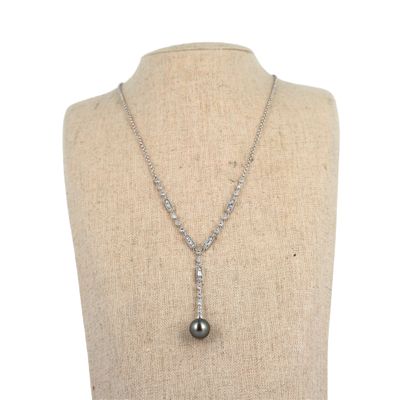 gros plan d'un collier sur un mannequin mannequin